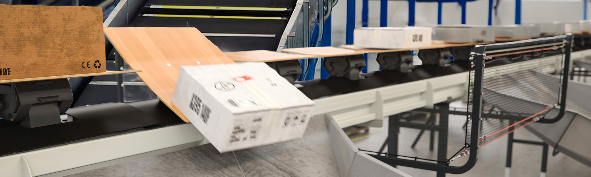 Anwendungsbereiche: Gurt-Sorter vs. Kippschalensortierer - BEUMER Group