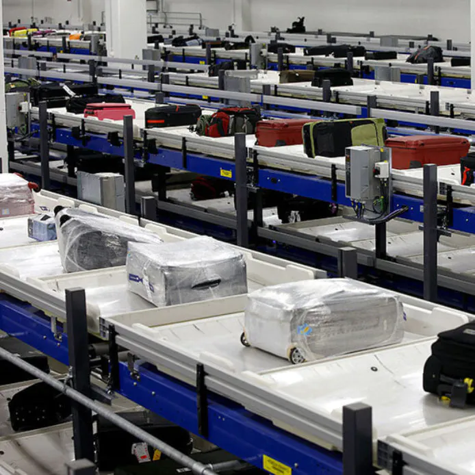 сортировочное оборудование в аэропорту шереметьево. сортировочная конвейерная система в аэропорту. обработчик багажа в аэропорту. конвейер багажный шереметьево. система сортировки багажа.