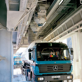 Loading bulk goods for transport in vehicles