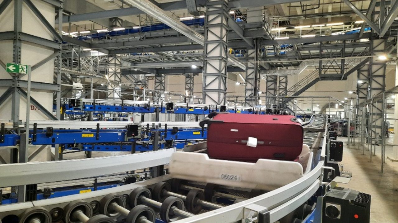 Airport baggage handling system transporting baggage form check-in to the aircraft