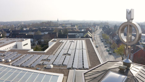 Ökostrom selbst produziert – seit dem Frühjahr wandeln Solarmodule auf dem Dach der BEUMER Maschinenfabrik Sonnenlicht in Strom um.
