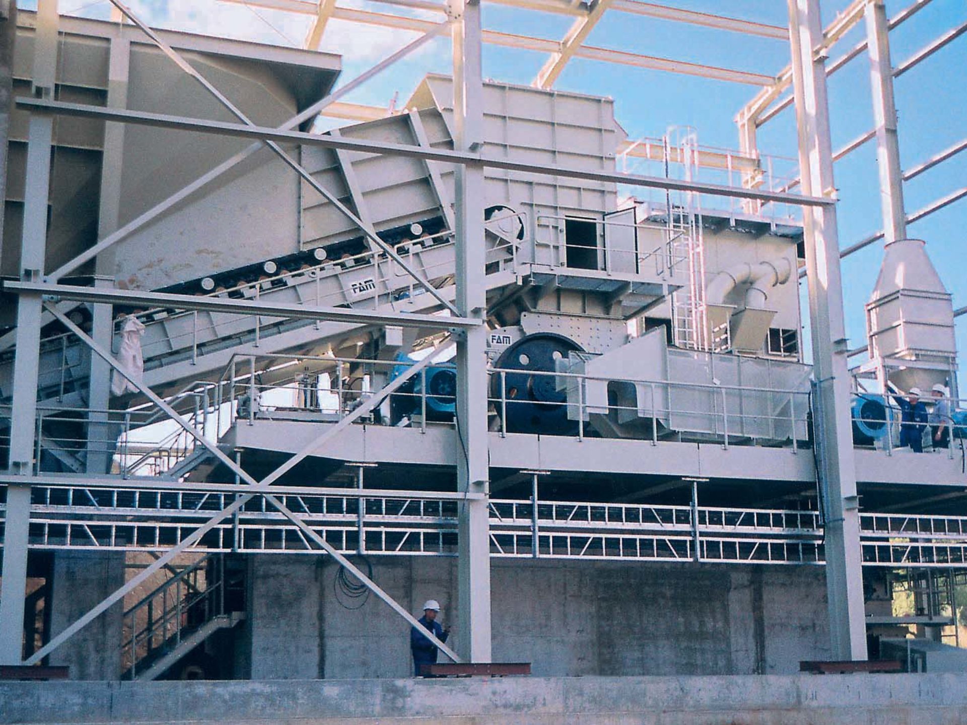 FAM Apron Feeders for Bulk Material Handling | BEUMER Group