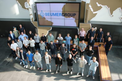 Eine solide Basis für die Zukunft: 2022 starteten 22 Jugendliche ihre Ausbildung bei BEUMER in Beckum.