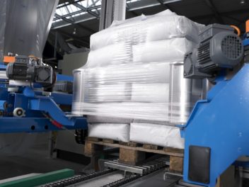 The stretch hood safely protects the palletized stacks from environmental influences.