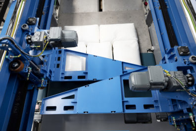 The BEUMER paletpac series is keyed to the characteristics of the packaged goods and complies with the customers’ requirements for packing patterns and pallet dimensions.