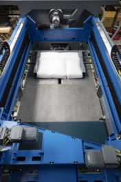 The new BEUMER paletpac with undercarriage for a single or double pusher. Layers with dimensions up to 1500 x 1300 millimeters can be prepared and pushed to the deposit table.