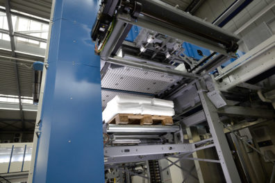 The lifting gear of the BEUMER paletpac in action. With cement, for example, the machines can achieve a throughput of up to 6,000 bags per hour.