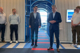 Rudolf Hausladen, CEO BEUMER Group (Mitte rechts) und Dr. Jörn Fontius, Managing Director BEUMER Maschinenfabrik, bei der offiziellen Eröffnung des neuen Standorts in Dortmund.