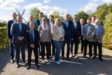 Ein Grund zum Feiern: (v. l.) Johannes Kerkhoff, Divisional Director Engineering, Michael Kuhn, Managing Director Technology and Logistics; Uwe Schnittker; A Kinh Ho; Mark Antonius Behler, Director Engineering Product Business; Anette Heumann; Norbert Hufnagel, CFO; Kirsten Steuer; Christian Kluth; Dr. Jörn Fontius, Managing Director BEUMER Maschinenfabrik Beckum; Daniel Bieberstein, Head of IT Digitalization & Workplace; Kay Wieczorek, Divisional Director CoC Product Business; Wadim Lorenz, Divisional Director Production & Supply Chain; Thomas Berief, Betriebsrat.